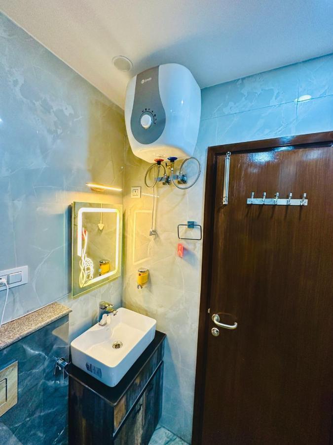Hotel Samrat Residency 10 Mints Walking Distance Nizamuddin Railway Station Neu-Delhi Exterior foto