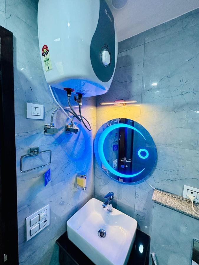 Hotel Samrat Residency 10 Mints Walking Distance Nizamuddin Railway Station Neu-Delhi Exterior foto