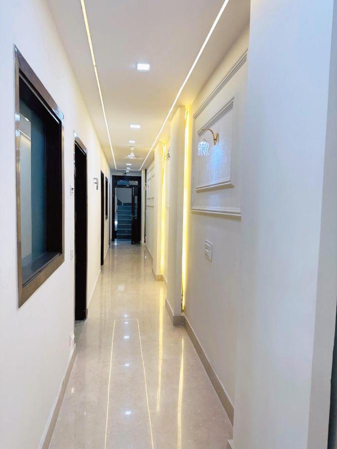 Hotel Samrat Residency 10 Mints Walking Distance Nizamuddin Railway Station Neu-Delhi Exterior foto