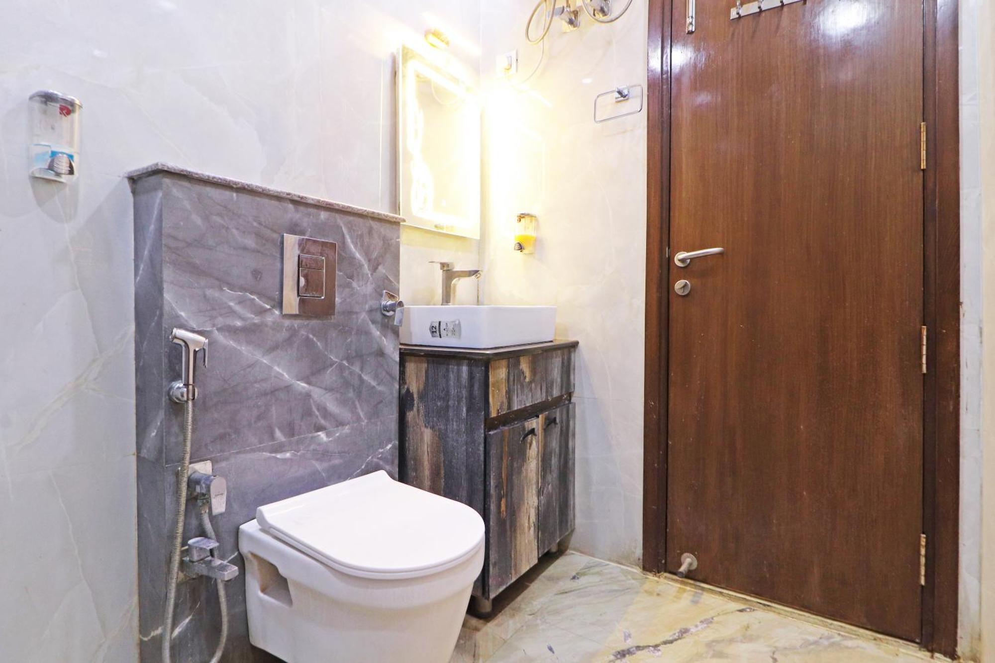 Hotel Samrat Residency 10 Mints Walking Distance Nizamuddin Railway Station Neu-Delhi Exterior foto