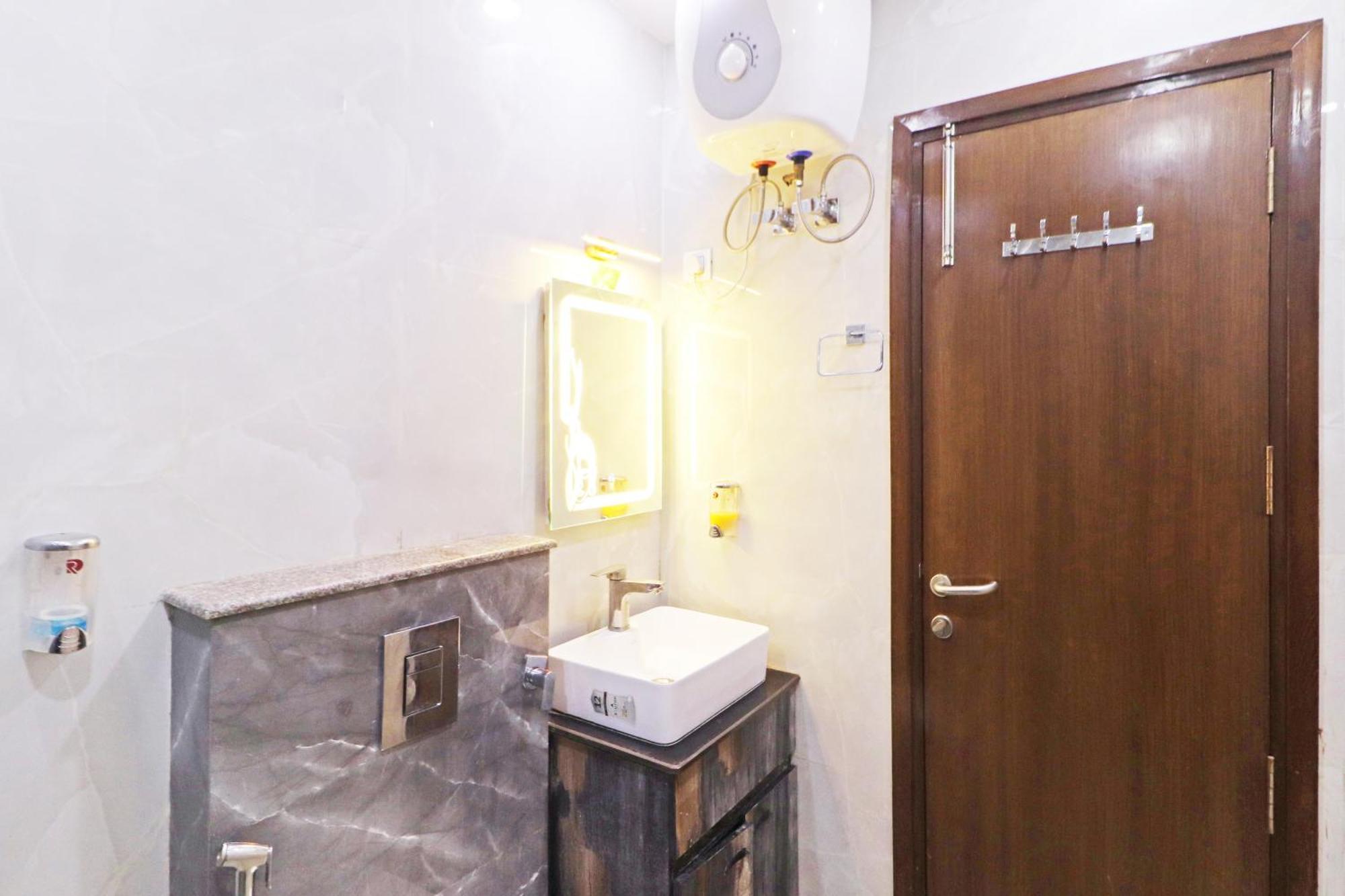 Hotel Samrat Residency 10 Mints Walking Distance Nizamuddin Railway Station Neu-Delhi Exterior foto