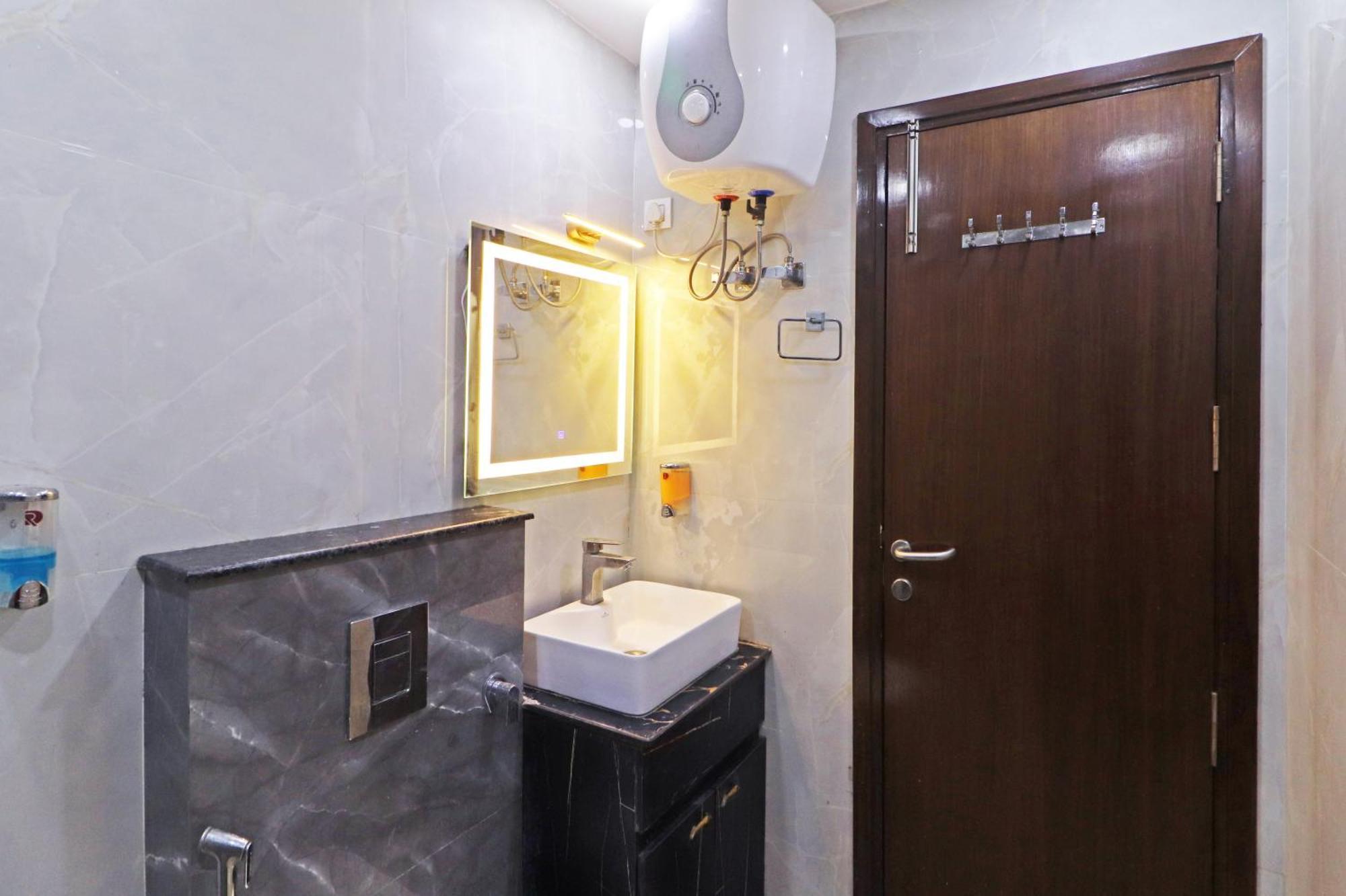 Hotel Samrat Residency 10 Mints Walking Distance Nizamuddin Railway Station Neu-Delhi Exterior foto