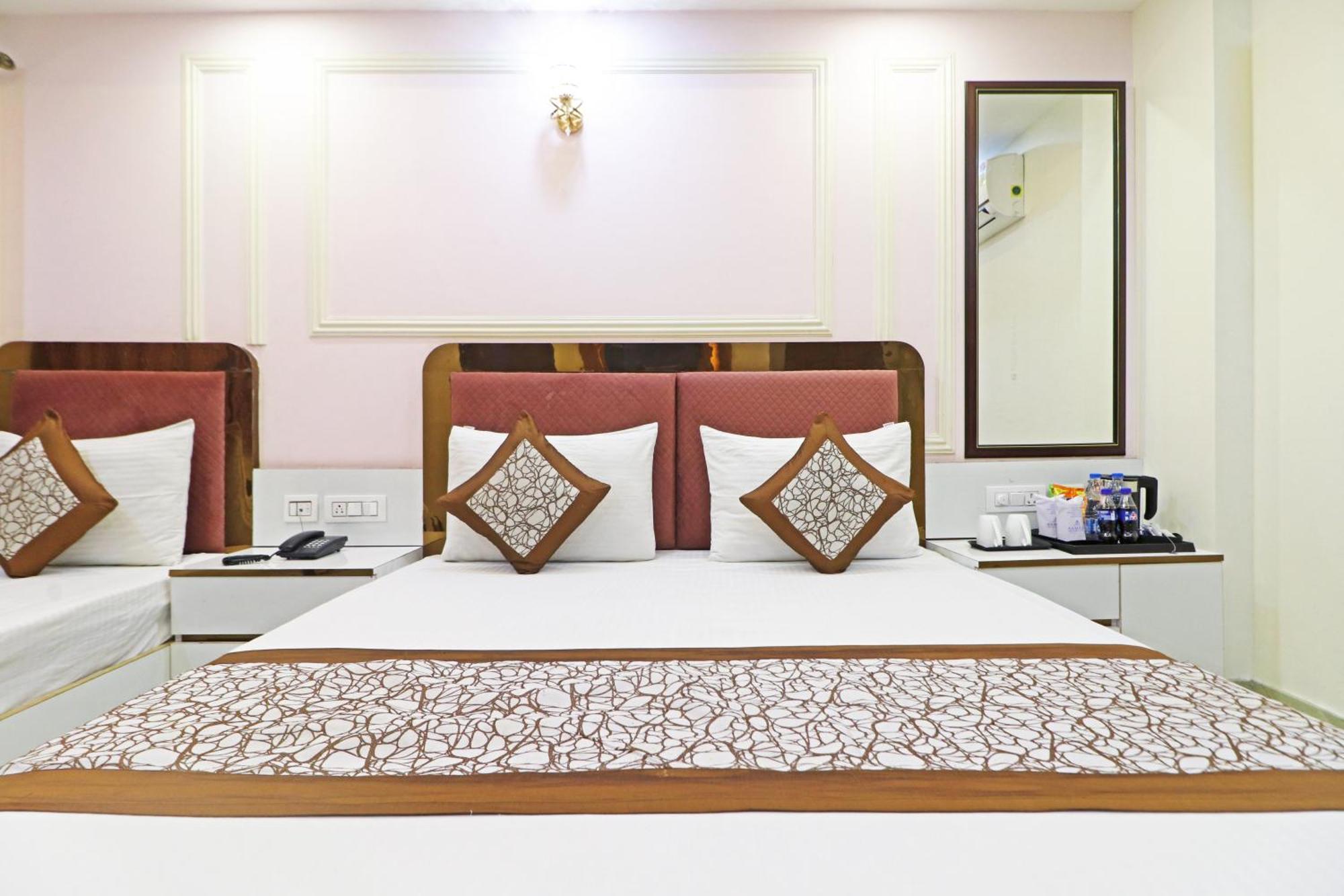 Hotel Samrat Residency 10 Mints Walking Distance Nizamuddin Railway Station Neu-Delhi Exterior foto