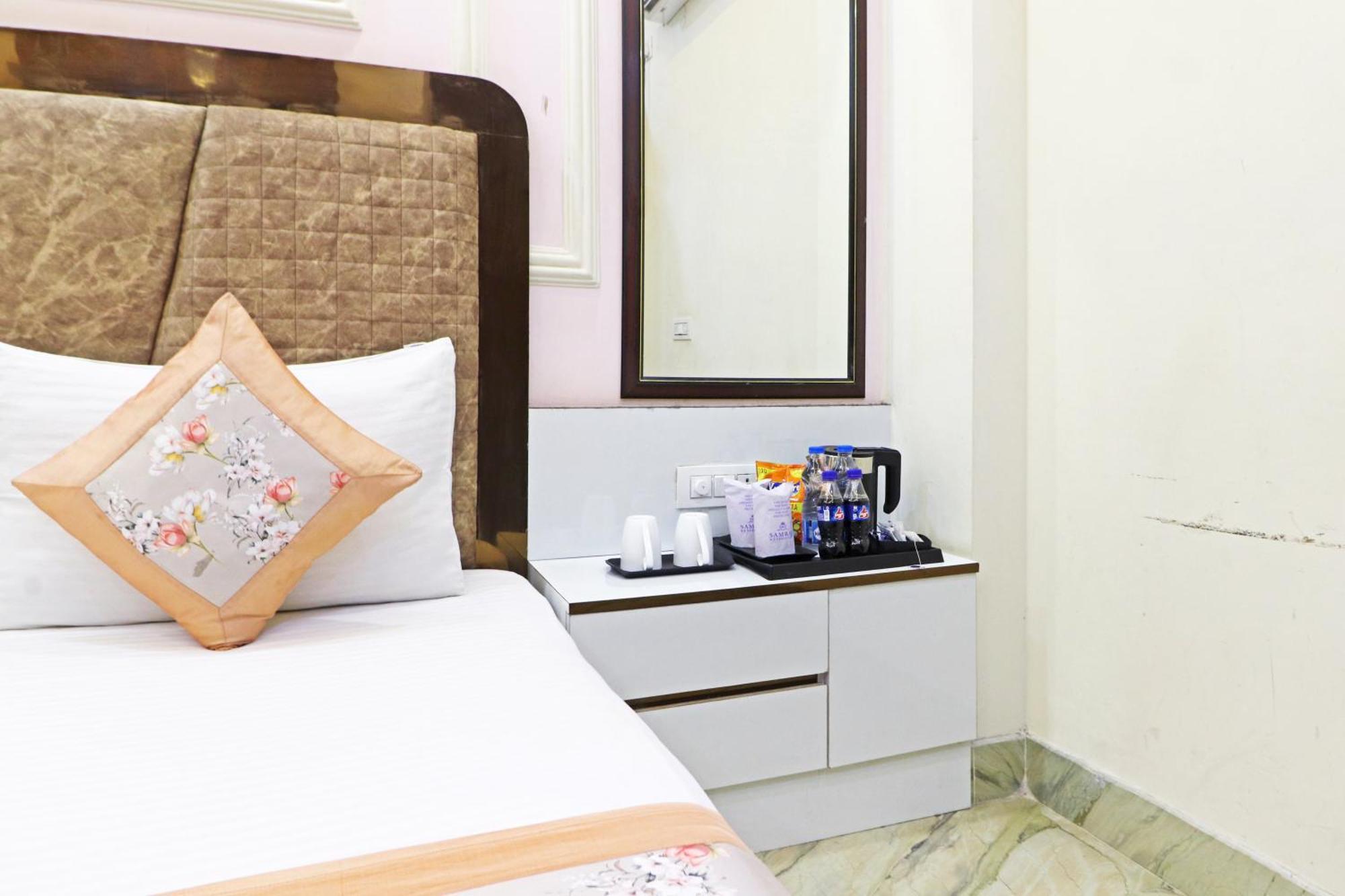 Hotel Samrat Residency 10 Mints Walking Distance Nizamuddin Railway Station Neu-Delhi Exterior foto
