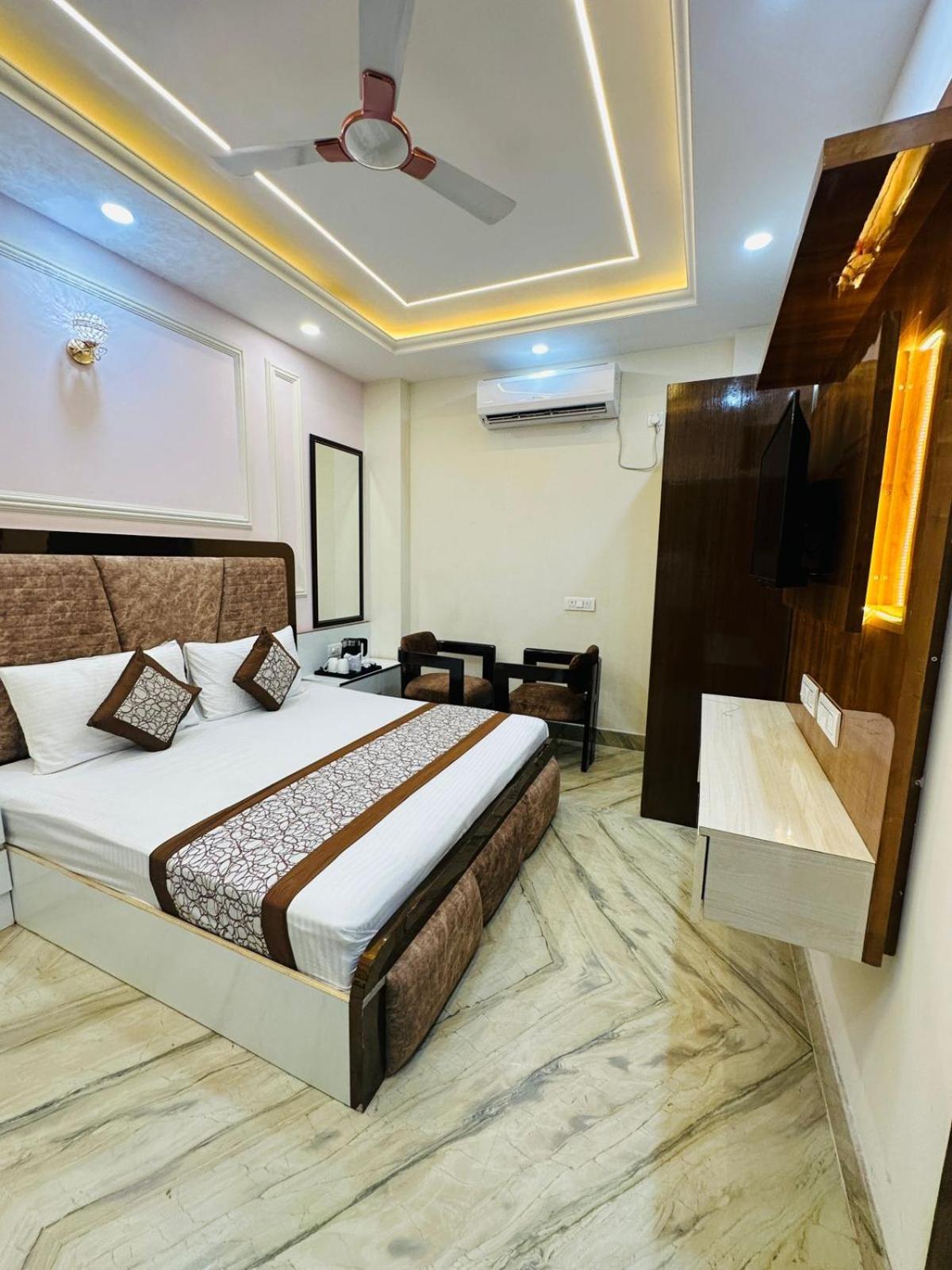 Hotel Samrat Residency 10 Mints Walking Distance Nizamuddin Railway Station Neu-Delhi Exterior foto