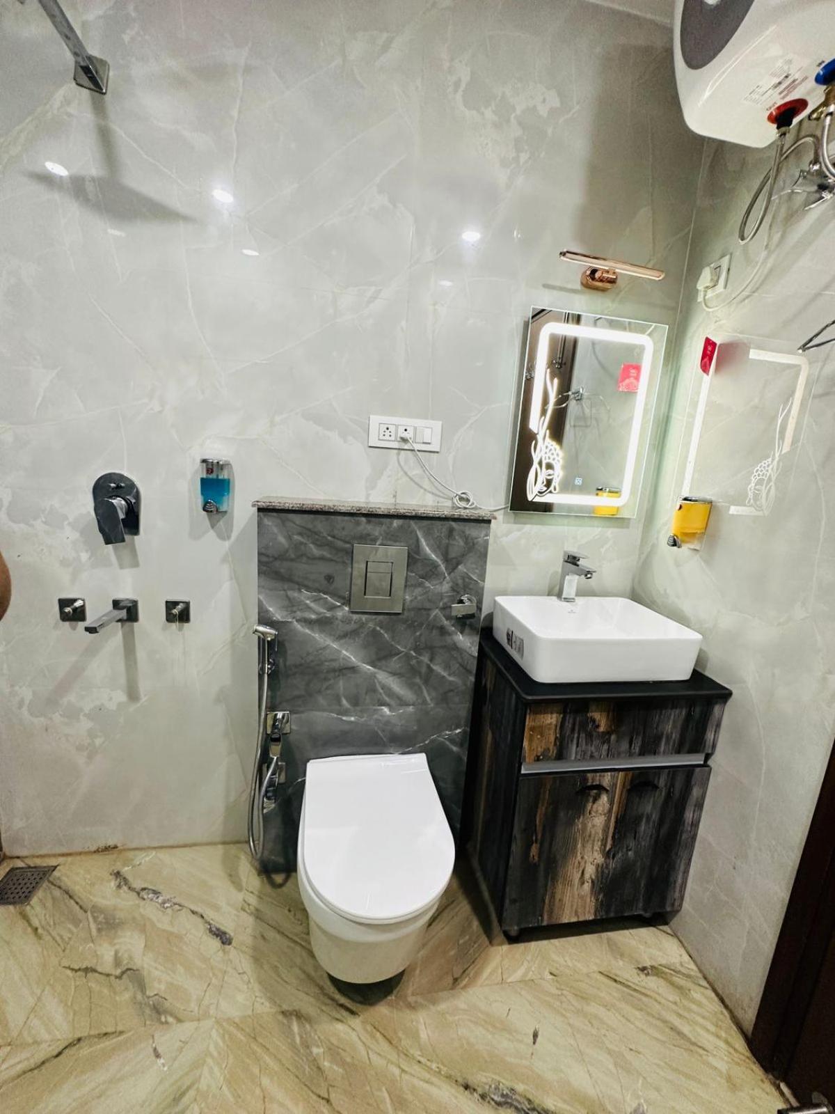 Hotel Samrat Residency 10 Mints Walking Distance Nizamuddin Railway Station Neu-Delhi Exterior foto