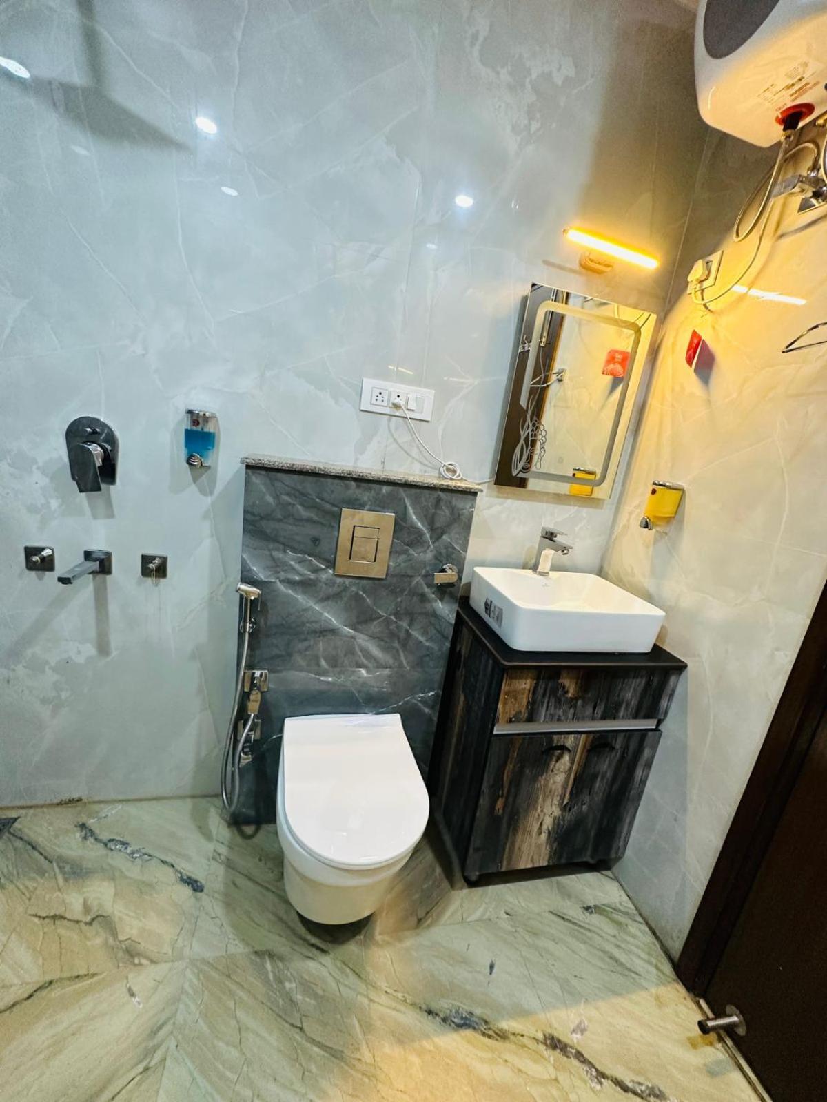 Hotel Samrat Residency 10 Mints Walking Distance Nizamuddin Railway Station Neu-Delhi Exterior foto