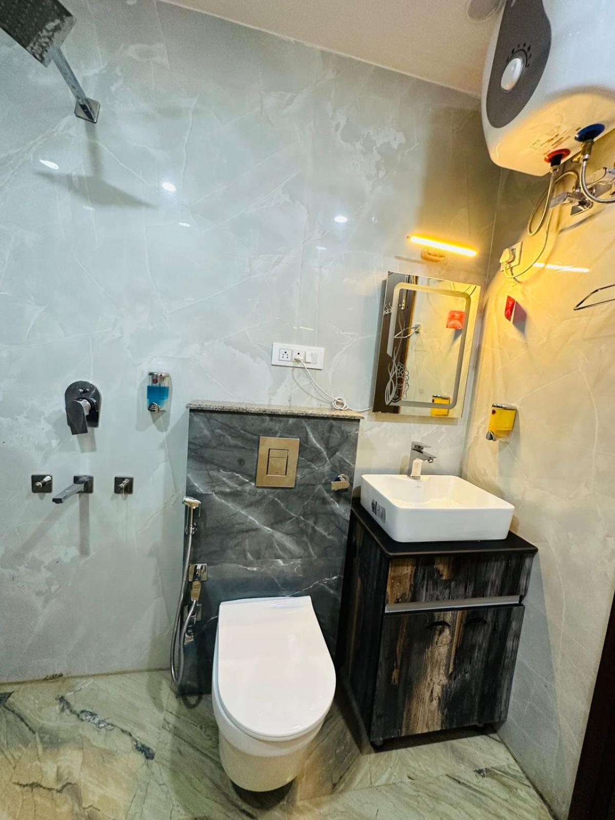 Hotel Samrat Residency 10 Mints Walking Distance Nizamuddin Railway Station Neu-Delhi Exterior foto
