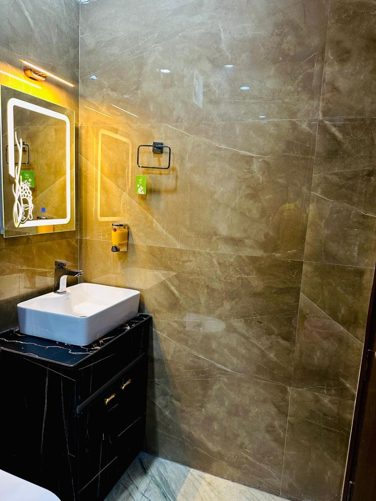 Hotel Samrat Residency 10 Mints Walking Distance Nizamuddin Railway Station Neu-Delhi Exterior foto