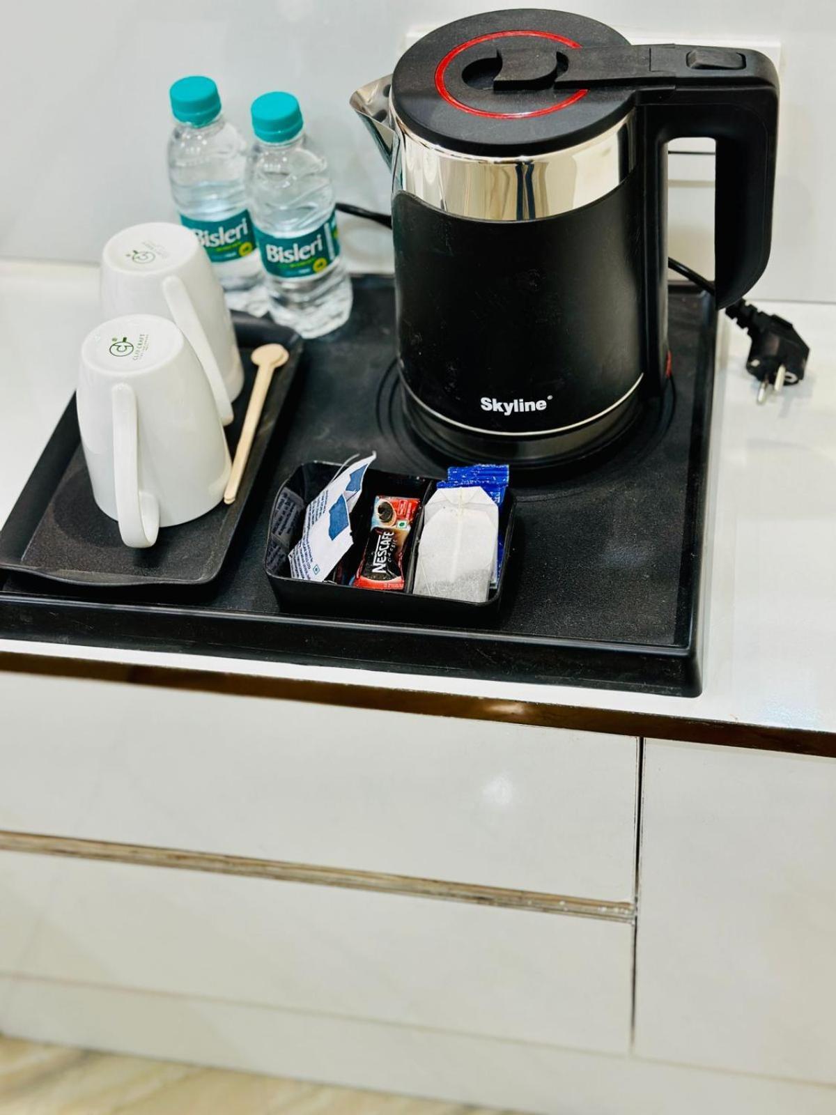Hotel Samrat Residency 10 Mints Walking Distance Nizamuddin Railway Station Neu-Delhi Exterior foto